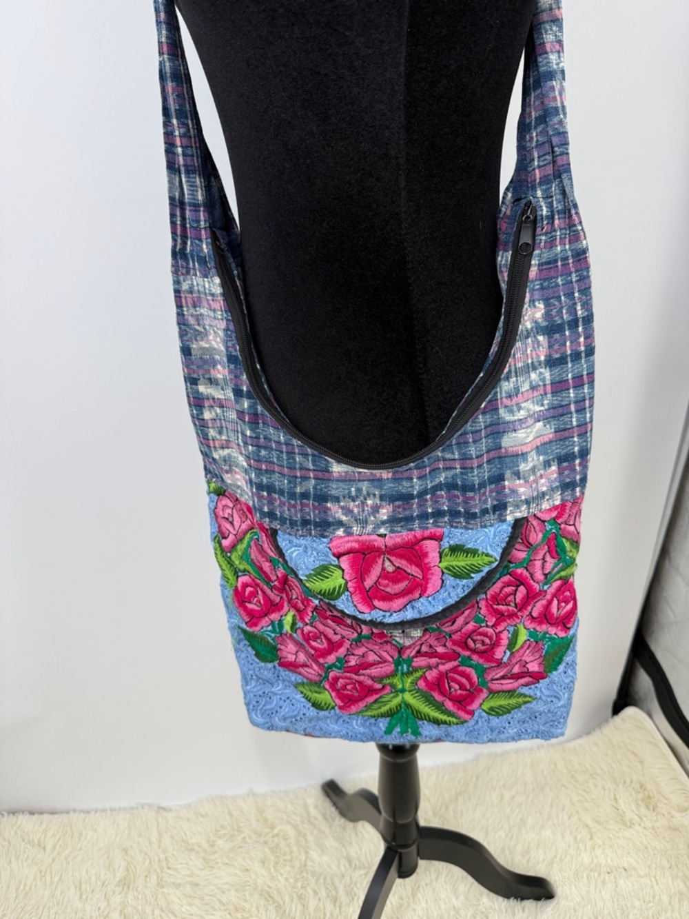 handmade hobo bag featuring Guatemalan embroidery floral design - Picture 6 of 11